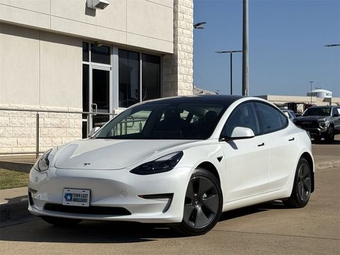 Used 2023 Tesla Model 3 Standard Range image 2