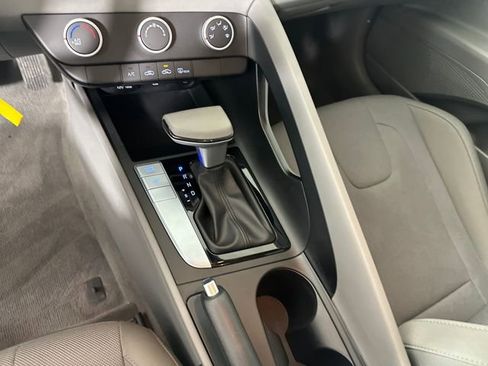 Used 2021 Hyundai Elantra SE image 20