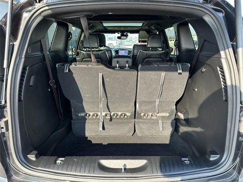 Used 2025 Chrysler Pacifica Limited image 5