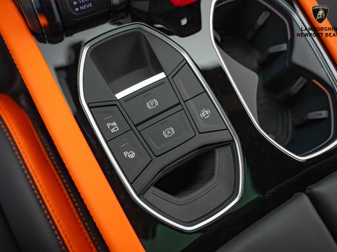 Used 2025 Lamborghini Urus SE image 31