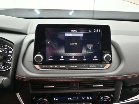 Used 2025 Nissan Rogue SV image 8