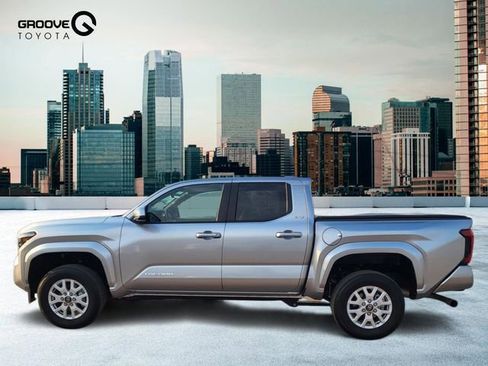 Used 2025 Toyota Tacoma SR5 image 2