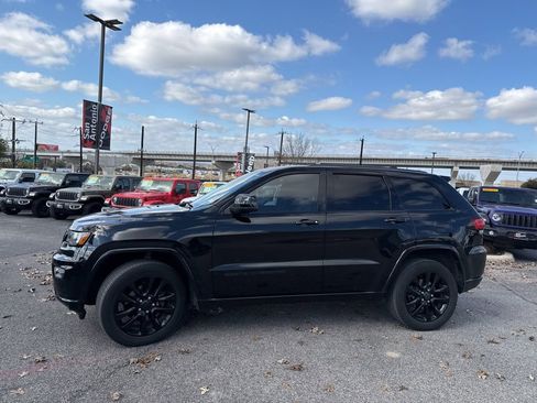 Used 2019 Jeep Grand Cherokee Altitude image 44