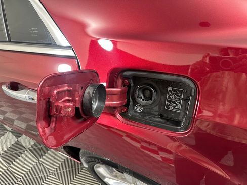 Used 2018 Chrysler 300 Limited w/ Safetytec Plus Group image 5