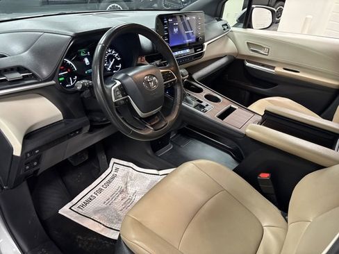 Used 2023 Toyota Sienna XLE image 17