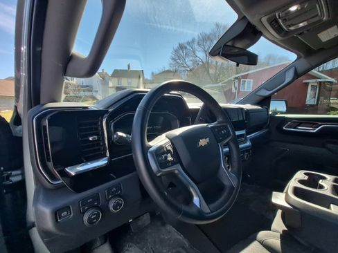 Used 2024 Chevrolet Silverado 1500 LT image 9