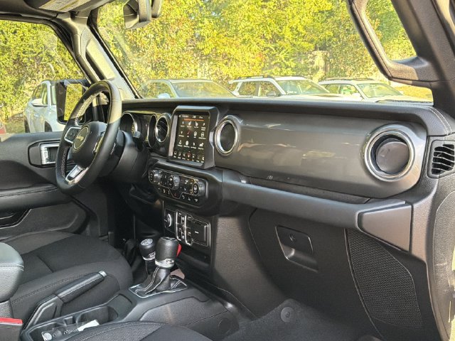 Used 2022 Jeep Wrangler Unlimited Sahara w/ Cold Weather Group AWD/4WD image 18