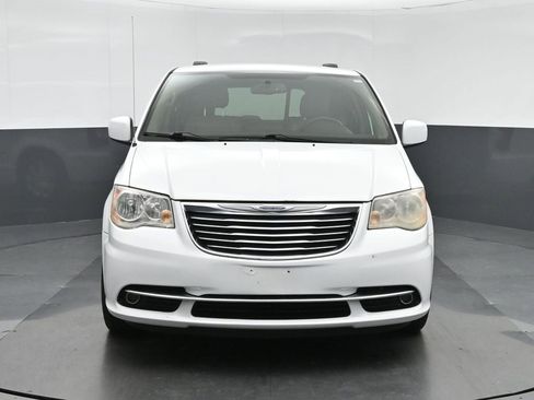 Used 2014 Chrysler Town & Country Touring image 2