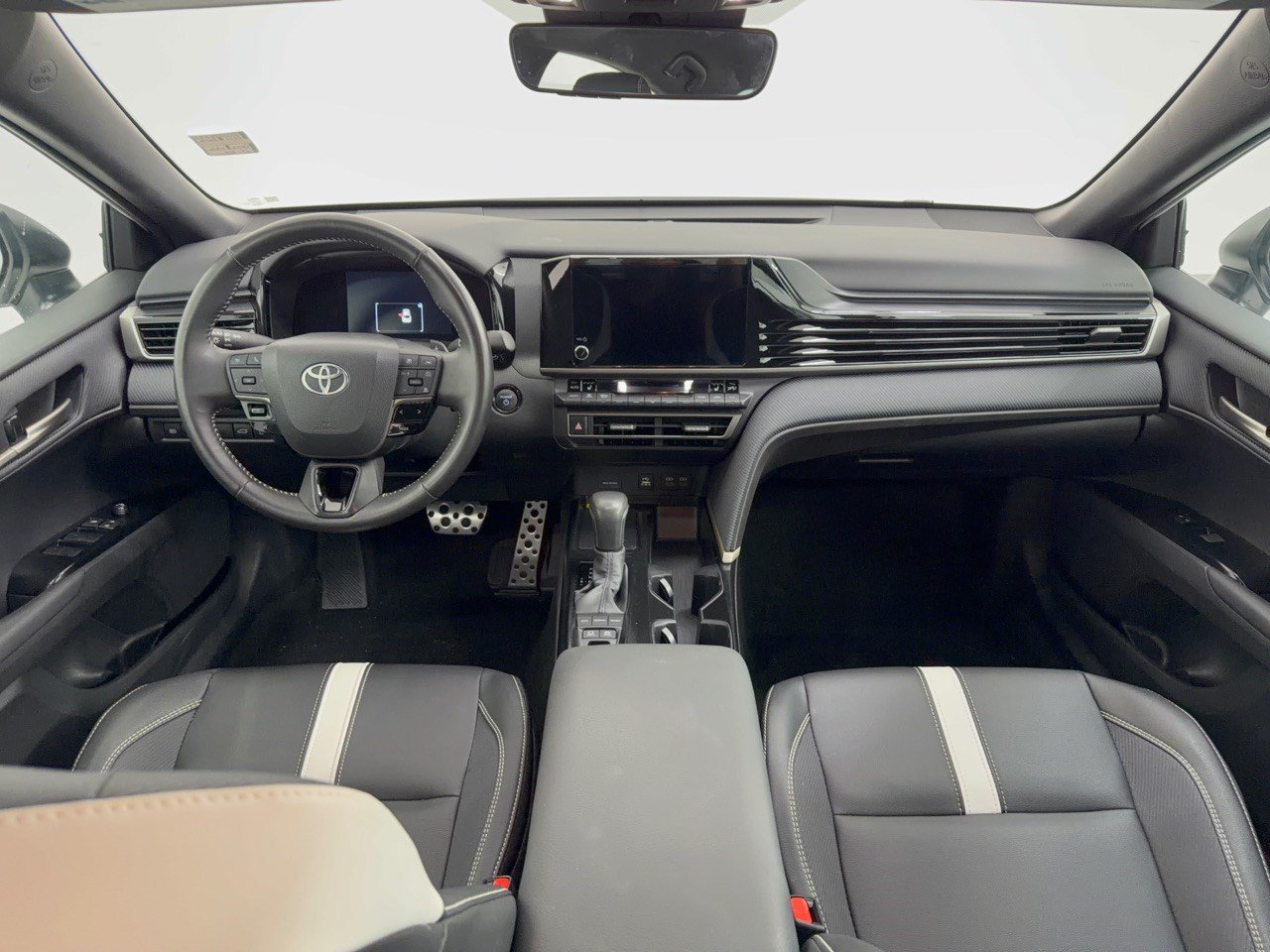 Used 2025 Toyota Camry SE w/ Convenience Package FWD image 17