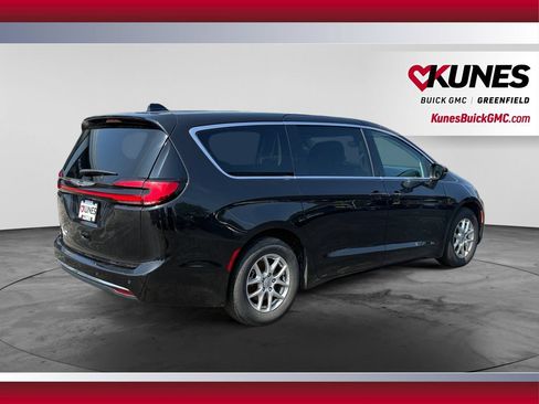 Used 2023 Chrysler Pacifica Touring-L FWD image 9