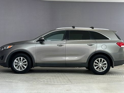 Used 2016 Kia Sorento LX w/ LX Convenience Package image 2