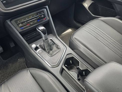 Used 2024 Volkswagen Tiguan SE w/ Panoramic Sunroof Package FWD image 16