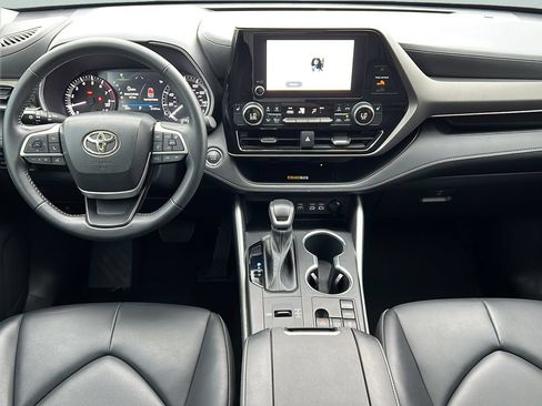 Used 2023 Toyota Highlander XLE FWD image 11