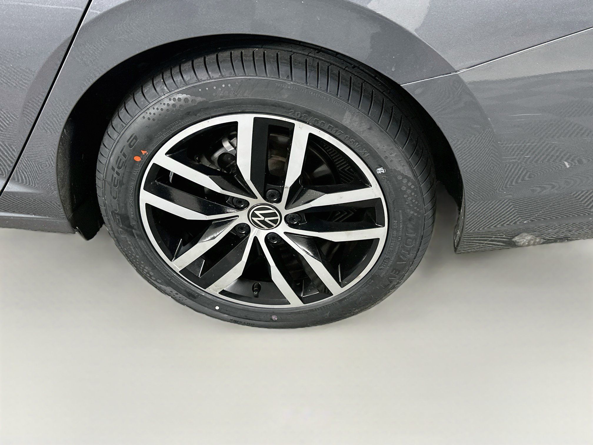 Used 2025 Volkswagen Jetta SE FWD image 11