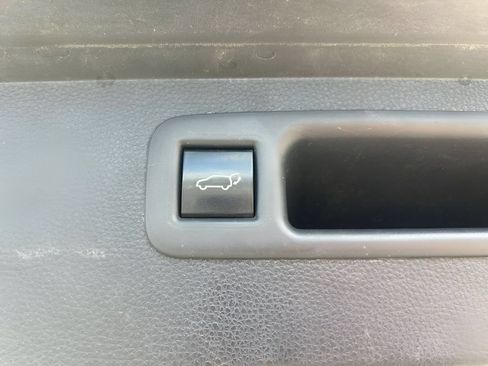 Used 2022 Toyota Highlander XLE AWD/4WD image 12
