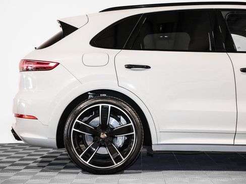 Used 2019 Porsche Cayenne Turbo AWD/4WD image 2