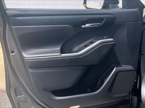 Used 2020 Toyota Highlander XLE FWD image 28