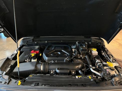 Used 2025 Jeep Wrangler Unlimited Sahara AWD/4WD image 32