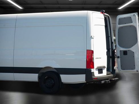 Used 2024 Mercedes-Benz Sprinter 2500 image 17