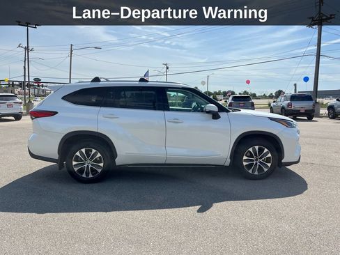 Used 2021 Toyota Highlander XLE AWD/4WD image 8