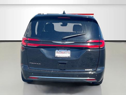Used 2024 Chrysler Pacifica Touring-L FWD image 6