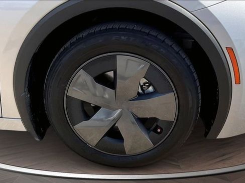 Used 2024 Toyota Prius LE image 9