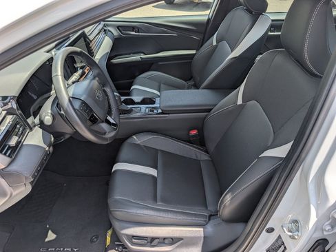 Used 2025 Toyota Camry SE w/ Convenience Package FWD image 2