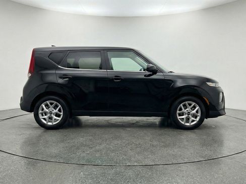 Used 2025 Kia Soul LX w/ LX Technology Package FWD image 11