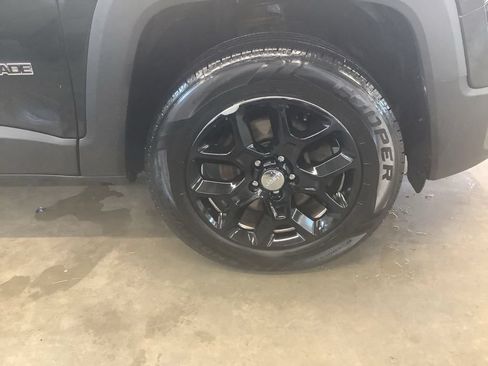 Used 2017 Jeep Renegade Latitude AWD/4WD image 29