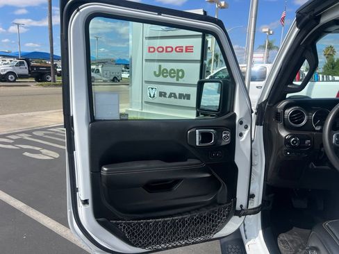 Used 2023 Jeep Wrangler Unlimited Sahara AWD/4WD image 32