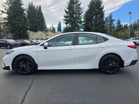 Used 2025 Toyota Camry SE w/ Convenience Package image 17