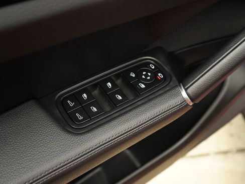 Used 2022 Porsche Cayenne S AWD/4WD image 17
