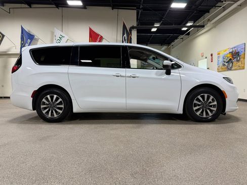 Used 2023 Chrysler Pacifica Touring-L FWD image 4