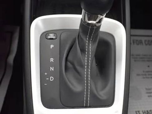 Used 2024 Hyundai Venue Limited image 36