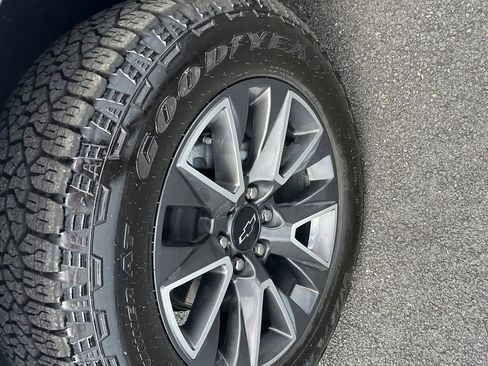 Used 2023 Chevrolet Suburban Z71 w/ Luxury Package image 25