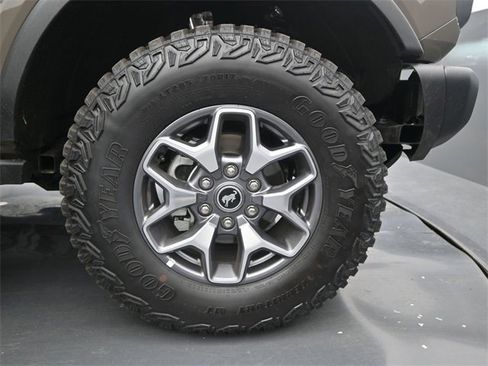Used 2025 Ford Bronco Badlands image 16