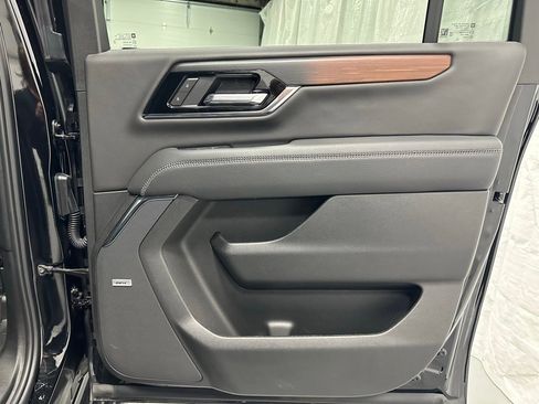 Used 2025 GMC Yukon XL Denali w/ Sun & Power Step Package image 48