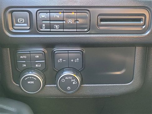 Certified 2023 Chevrolet Suburban RST w/ Sport Performance Package image 18