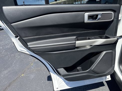 Used 2022 Ford Explorer XLT AWD/4WD image 8