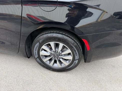 Used 2024 Chrysler Pacifica Limited FWD image 9