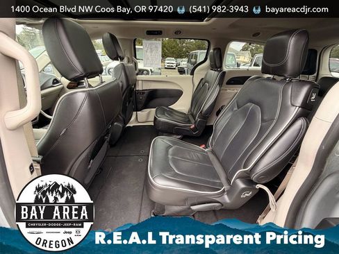Used 2023 Chrysler Pacifica Limited FWD image 16