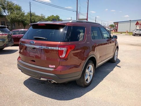 Used 2018 Ford Explorer XLT FWD image 5