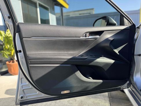 Used 2018 Toyota Camry LE image 30