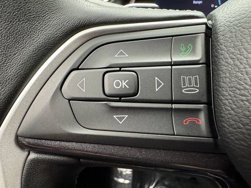 Used 2022 Jeep Grand Cherokee Altitude AWD/4WD image 14