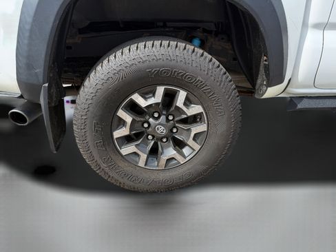 Used 2017 Toyota Tacoma TRD Off-Road w/ Premium & Technology Package AWD/4WD image 19