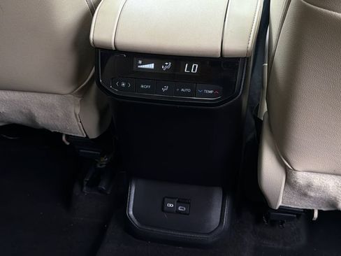Used 2023 Toyota Highlander XLE AWD/4WD image 19
