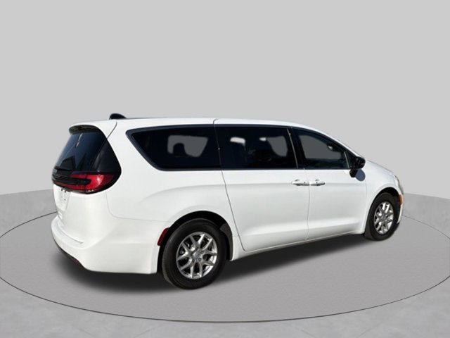 Used 2025 Chrysler Pacifica Select FWD image 3