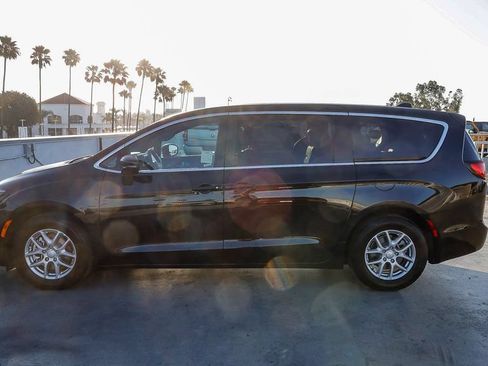 New 2027 Chrysler Pacifica Select FWD image 14