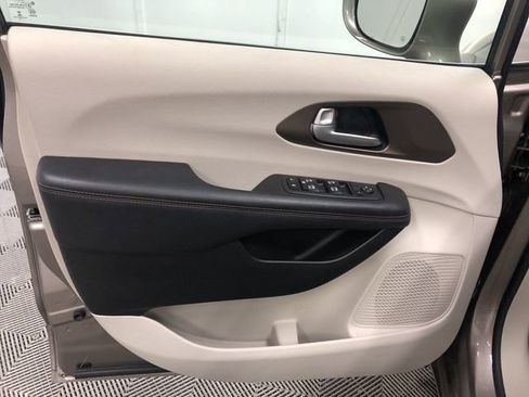 Used 2018 Chrysler Pacifica Touring-L Plus w/ Advanced Safetytec Group image 13