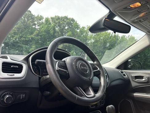 Used 2018 Jeep Compass Sport w/ Tech Group FWD image 9